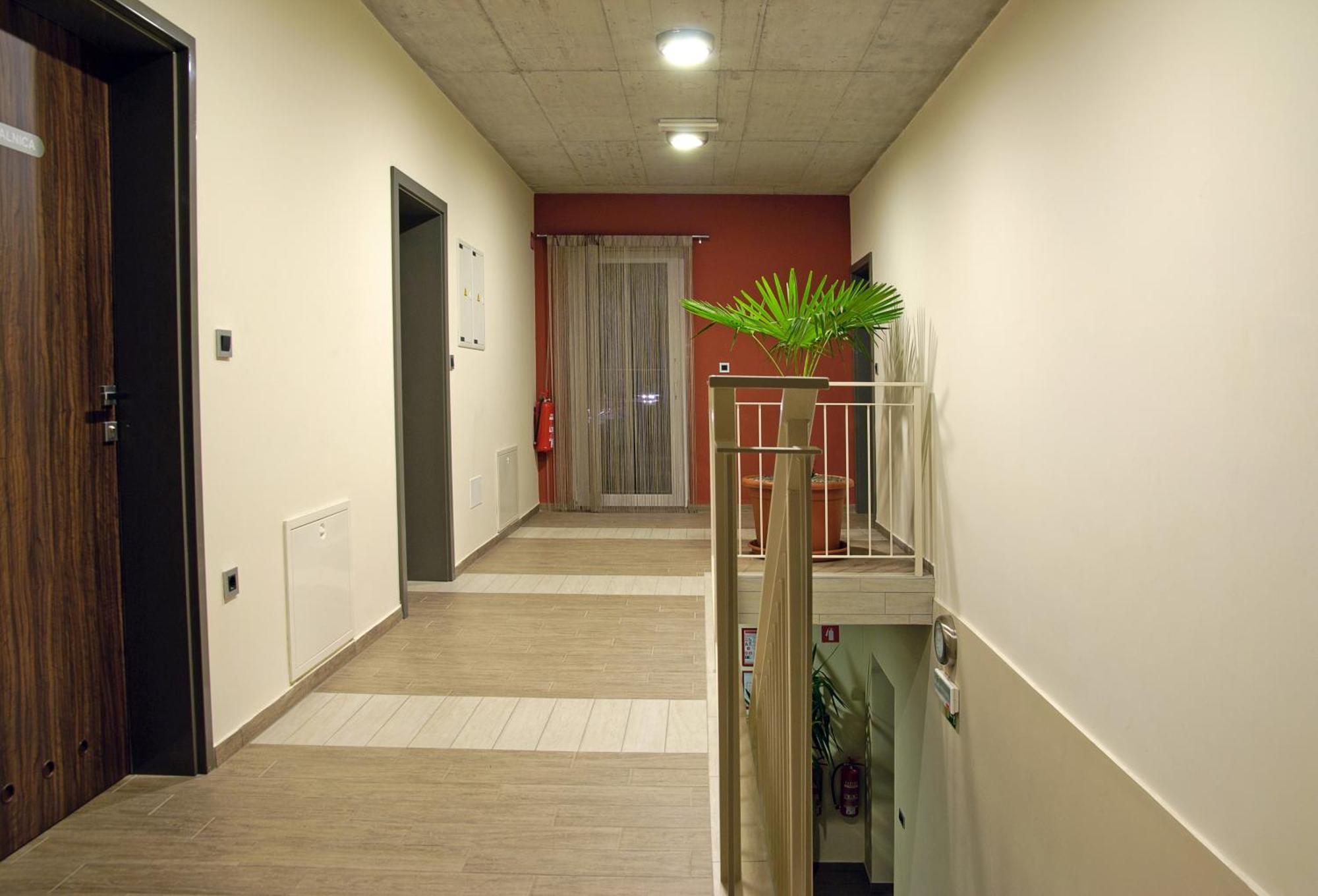 Hostel Plus Caffe Petrovče Exteriör bild