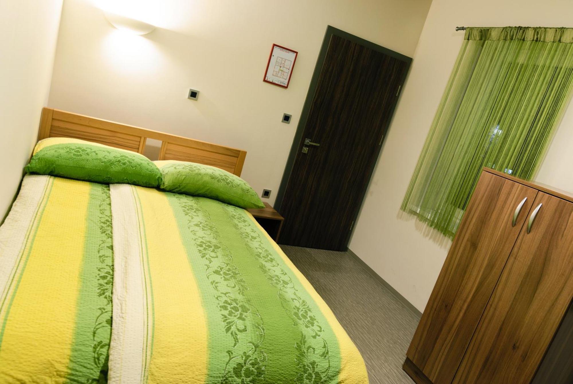 Hostel Plus Caffe Petrovče Exteriör bild